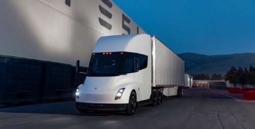Електровантажівка Tesla Semi проїхала понад 800 км з повним завантаженням