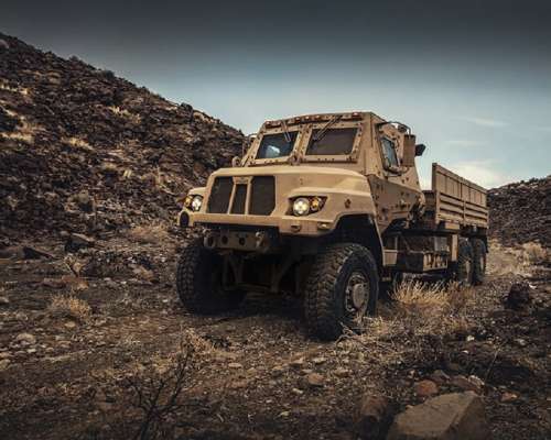 США замовили сотні військових вантажівок нового типу
