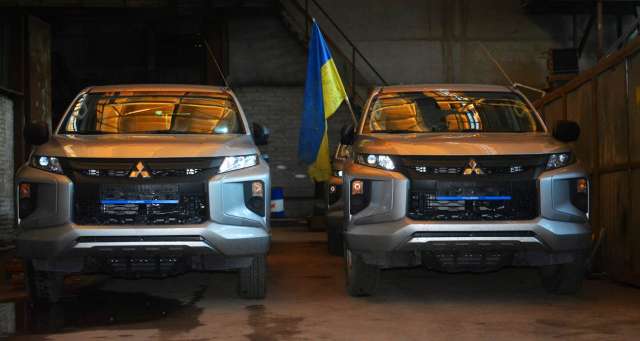 Українські десантники отримали 10 пікапів Mitsubishi L200