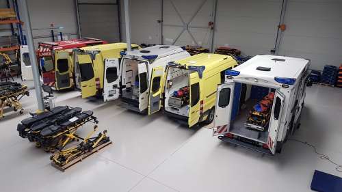 Швейцарія передала Україні медичні автомобілі