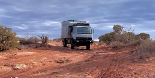 Військову вантажівку перетворили на автобудинок для бездоріжжя