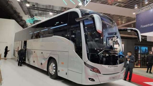 Китайці презентували в Європі люксовий автобус та електробус
