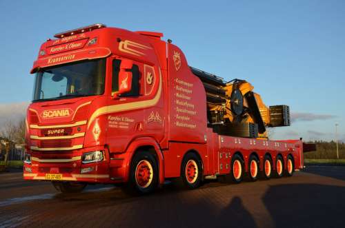 Представили мегакран на 7-вісному шасі Scania