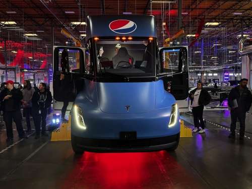 PepsiCo почне перевозити продукцію на 100 електровантажівках Tesla Semi