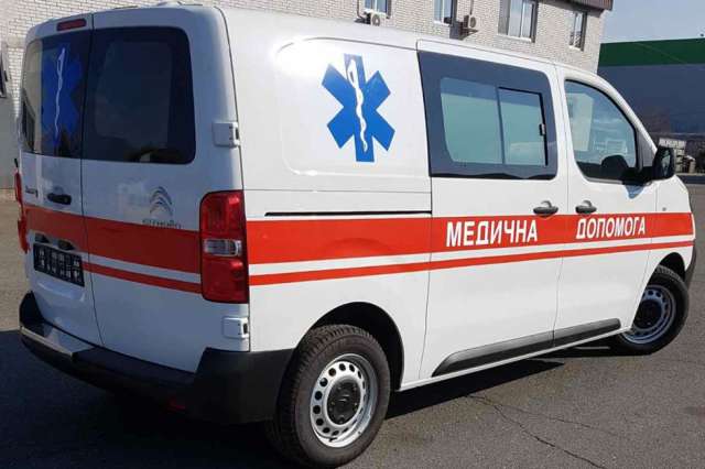 Вітчизняний виробник передав нові машини «швидкої допомоги» в регіони