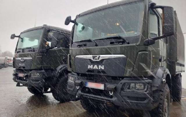 ЄС передав Україні понад сотню позашляхових вантажівок