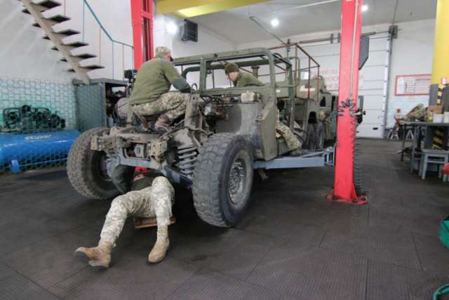 ЗСУ своїми силами ремонтують автомобілі HMMWV, отримані від США