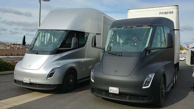 Ілон Маск назвав запас ходу електричної вантажівки Tesla