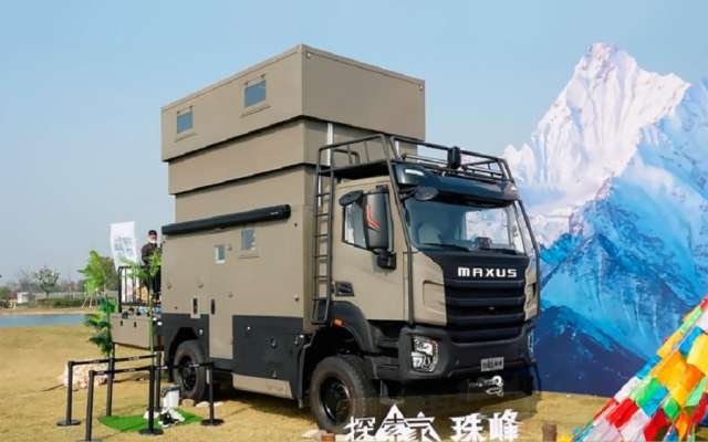 Китайський SAIC випустив двоповерховий автобудинок на базі вантажівки