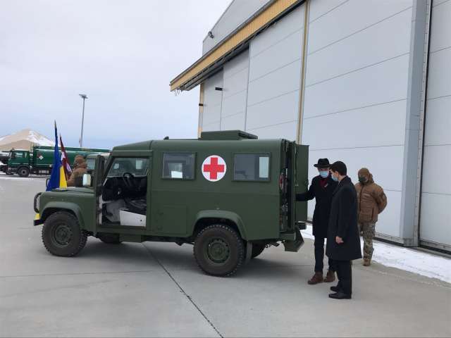 Латвія передала медичні авто для армії України