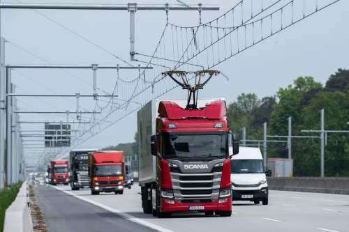 Scania передала вантажівки на експериментальний автобан із контактним живленням