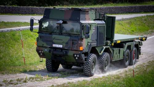 Німеччина вперше передала Україні військові вантажівки Wechselladersystem