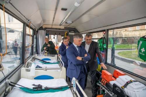 Україна отримала від британців автобус-шпиталь для військових