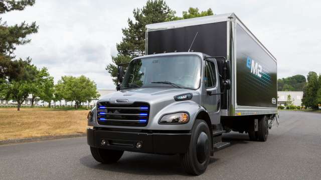 Daimler представив конкурентів вантажівці Tesla