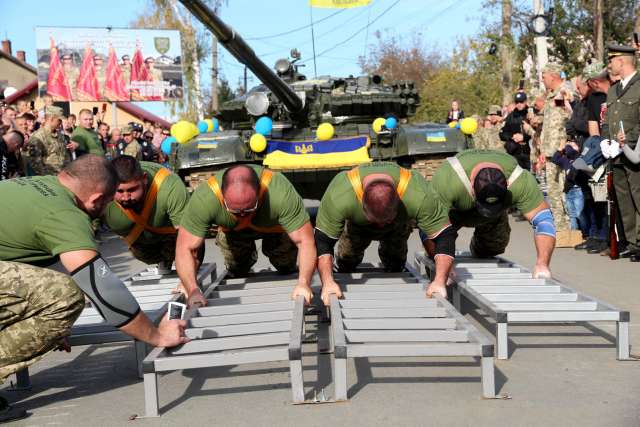 Встановлено рекорд України по перетягуванню танка