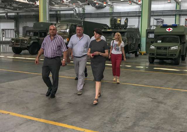 Ніна Южаніна відвідала виробництво техніки для Збройних сил України
