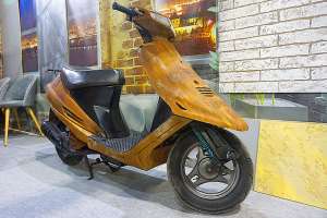 В Києві показали «дерев’яний» скутер. Фото