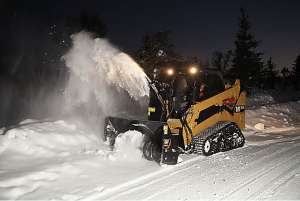 Як прибирають сніг з допомогою міні-навантажувачів Cat