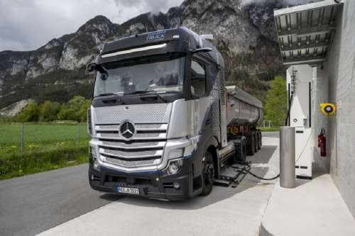 В Альпах випробували водневі вантажівки Mercedes-Benz