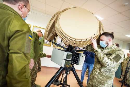 Литовські волонтери передають Україні перші три тактичні радари