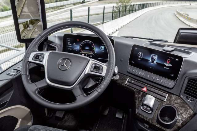 Як працює Multimedia Cockpit Mercedes-Benz Actros