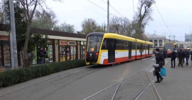 В Україні почав курсувати найдовший трамвай