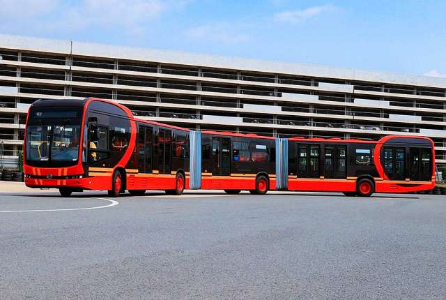 Представлено найдовший електро-автобус в світі