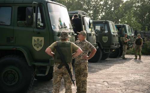 Українські десантники отримали вантажівки DAF