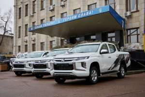 Благодійники передали Житомирщині нові пікапи та генератори