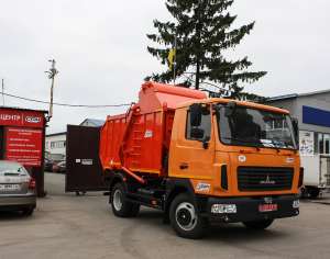Українські комунальники отримали новий сміттєвоз на базі МАЗ