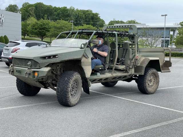 General Motors представила військовий позашляховик з електроприводом
