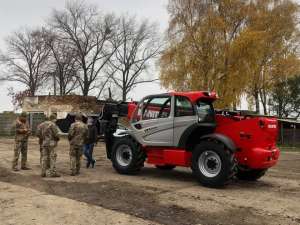 В українську армію передали перші навантажувачі Manitou