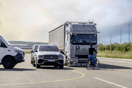 Daimler Truck представляє нові стандарти безпеки для вантажівок та автобусів