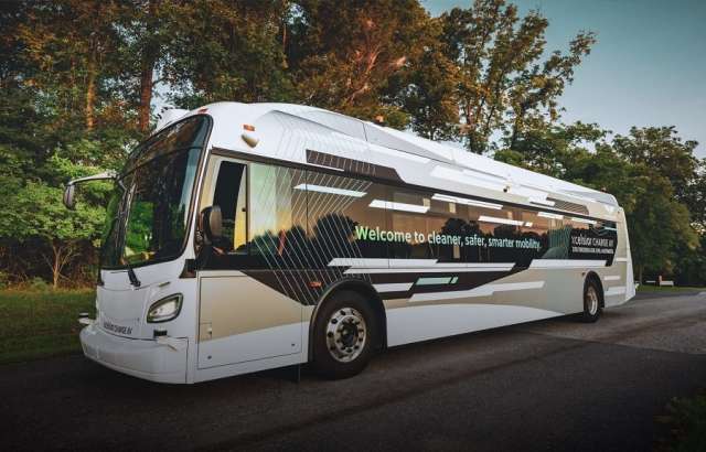 В США представили перший автономний електричний транзитний автобус