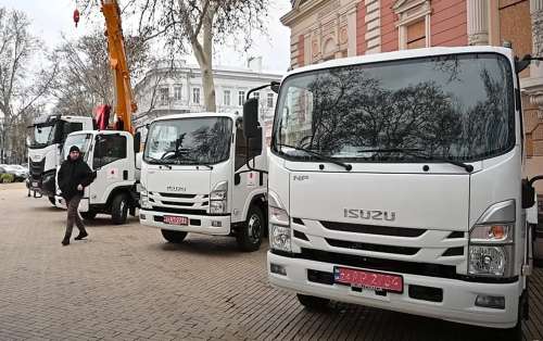 Японці передали в Одесу мобільний кран та іншу комунальну техніку