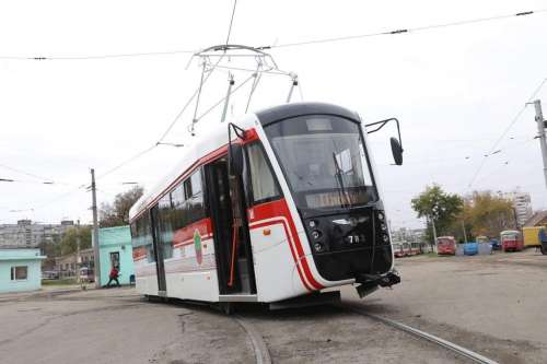 На вулиці Запоріжжя виїхав новий трамвай українського виробництва