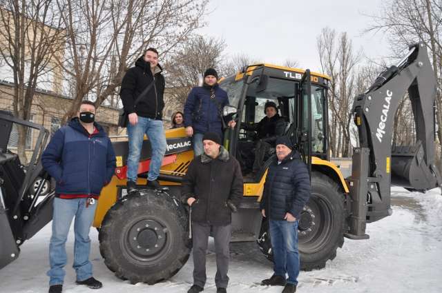 Учні київського ВПТУ навчатимуться на новому екскаваторі-навантажувачі Mecalac