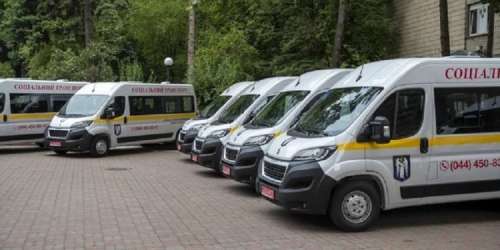 Віталій Кличко передав 11 мікроавтобусів для людей з інвалідністю