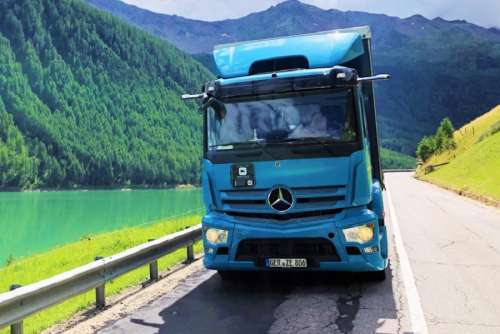 Mercedes-Benz eActros проходить випробування в горах