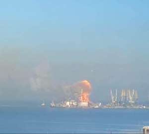 В порту Бердянська знищено десантний корабель рашистів та пошкоджено ще два