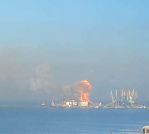В порту Бердянська знищено десантний корабель рашистів та пошкоджено ще два
