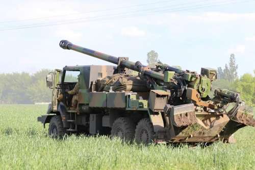 Франція додатково передасть Україні 6 гаубиць Caesar і бронетехніку