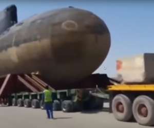 З&#039;явилося відео, як вантажівки буксирують російську субмарину пустелею