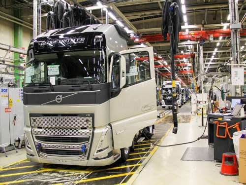Volvo Trucks начинает серийное производство нового поколения крупнотоннажных грузовиков