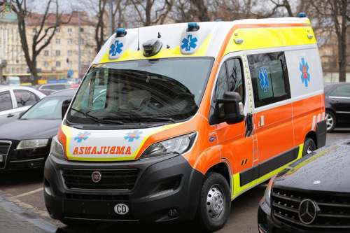 Papież przekazuje ambulans Ukraińcom