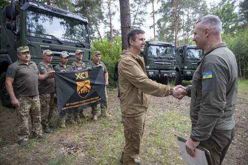 Громада Києва передала на фронт нові вантажівки 4х4