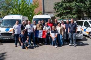 Французи передали Україні 9 автомобілів швидкої допомоги