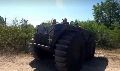 В Україні представили вітчизняний армійський всюдихід для дій у плавнях