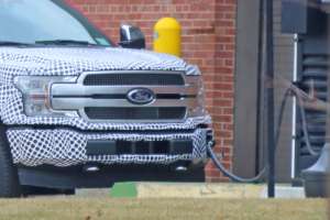 Ford пропонує заряджати електромобілі на ходу за допомогою вантажівок