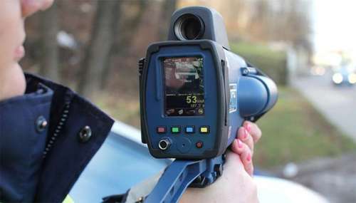 Закон не дозволяє поліцейським вимірювати швидкість автомобіля радаром TruCam з рук